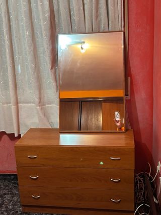Cómoda de madera con espejo
