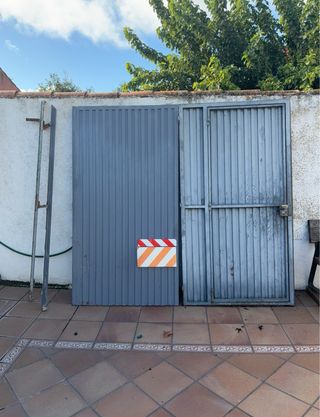 Puerta de garaje gris