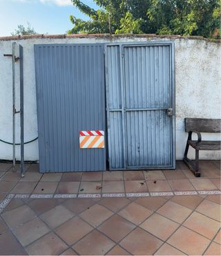 Puerta de garaje gris