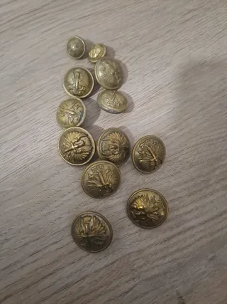 Botones militares antiguos