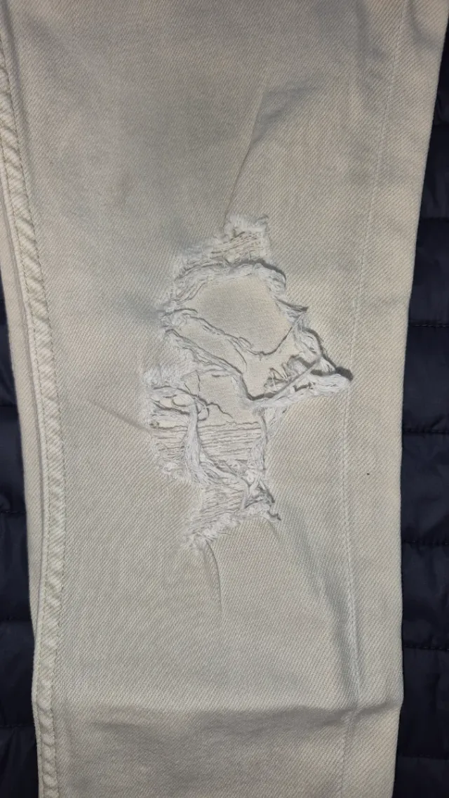 Vaqueros crema ajustados con rotos Talla 38