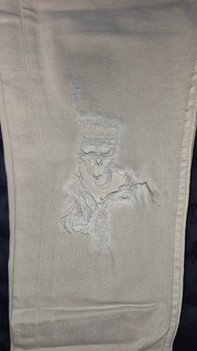 Vaqueros crema ajustados con rotos Talla 38