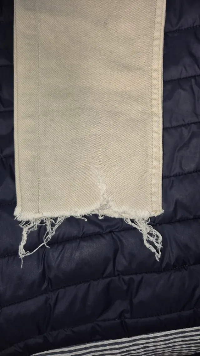 Vaqueros crema ajustados con rotos Talla 38