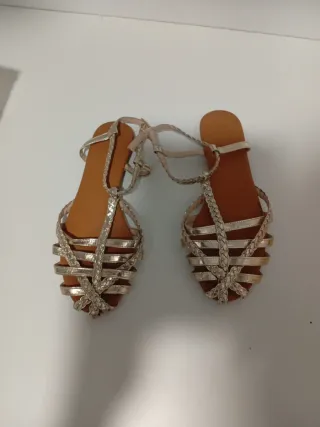 Sandalias doradas planas con tiras