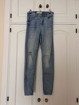 Pantalón pitillo Stradivarius roto azul