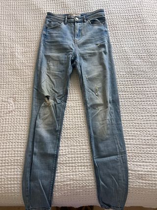 Pantalón pitillo Stradivarius roto azul