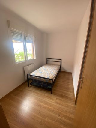 Cama individual con bandeja y colchón