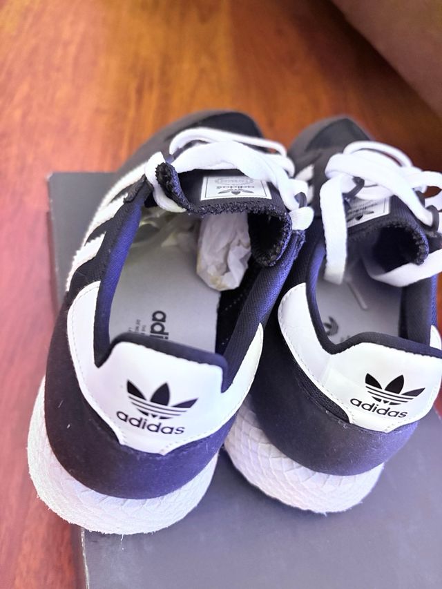 Zapatillas Adidas Negras y Blancas