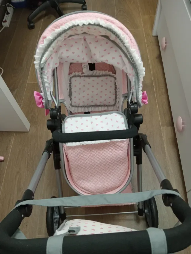 Carro de muñecas rosa con capota