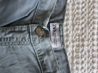 Pantalón cargo ZARA azul bolsillos