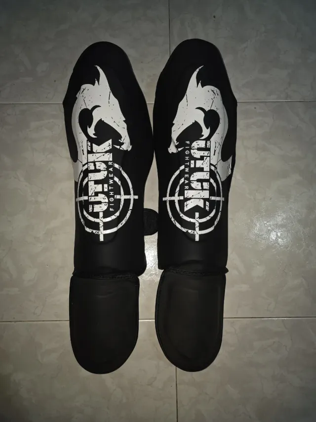 Espinilleras Muay Thai Fightwear Negras
