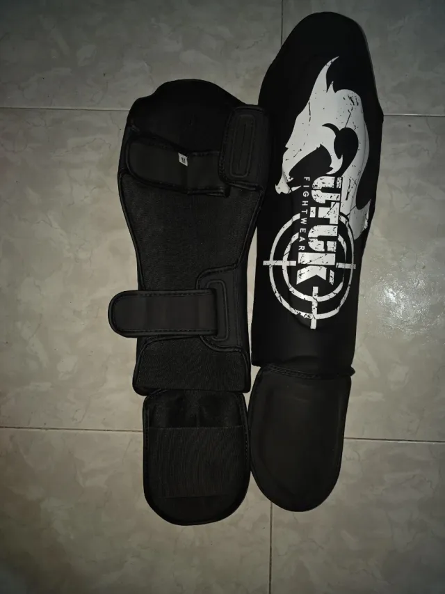 Espinilleras Muay Thai Fightwear Negras