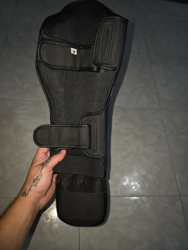 Espinilleras Muay Thai Fightwear Negras