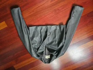 Chaqueta corta efecto piel