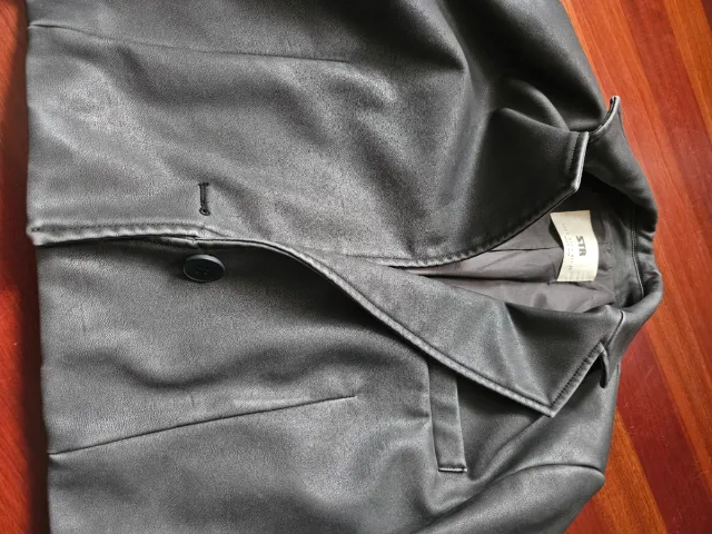 Chaqueta corta efecto piel