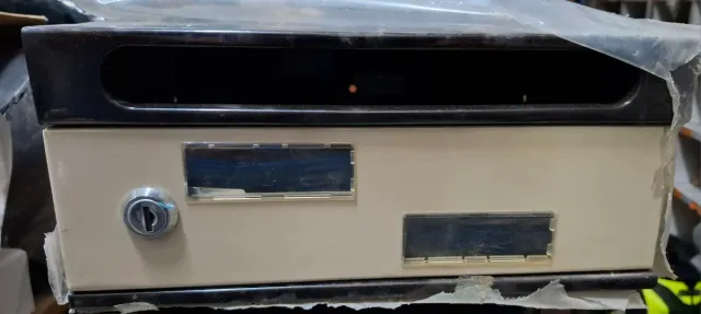 Buzón beige de chapa grande