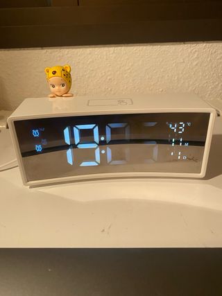 Reloj digital blanco con figura