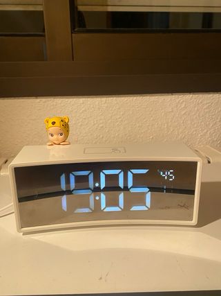 Reloj digital blanco con figura