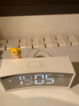 Reloj digital blanco con figura