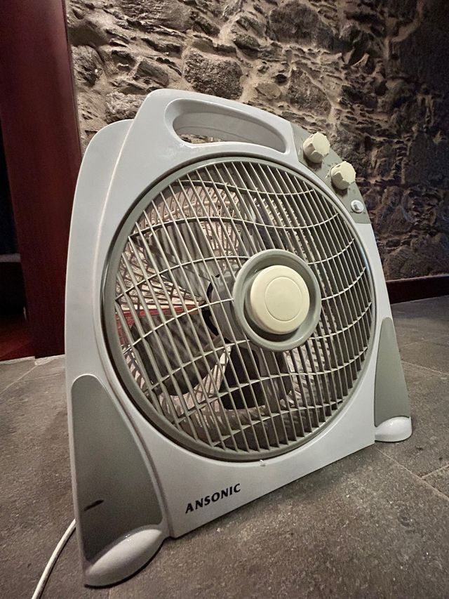Ventilador ANSONIC de base blanco.
