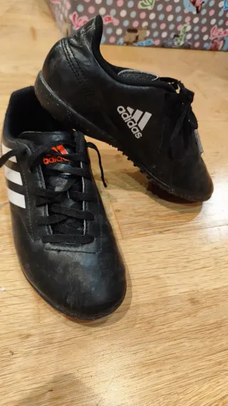 Botas de fútbol Adidas negras, número 33, semitaco
