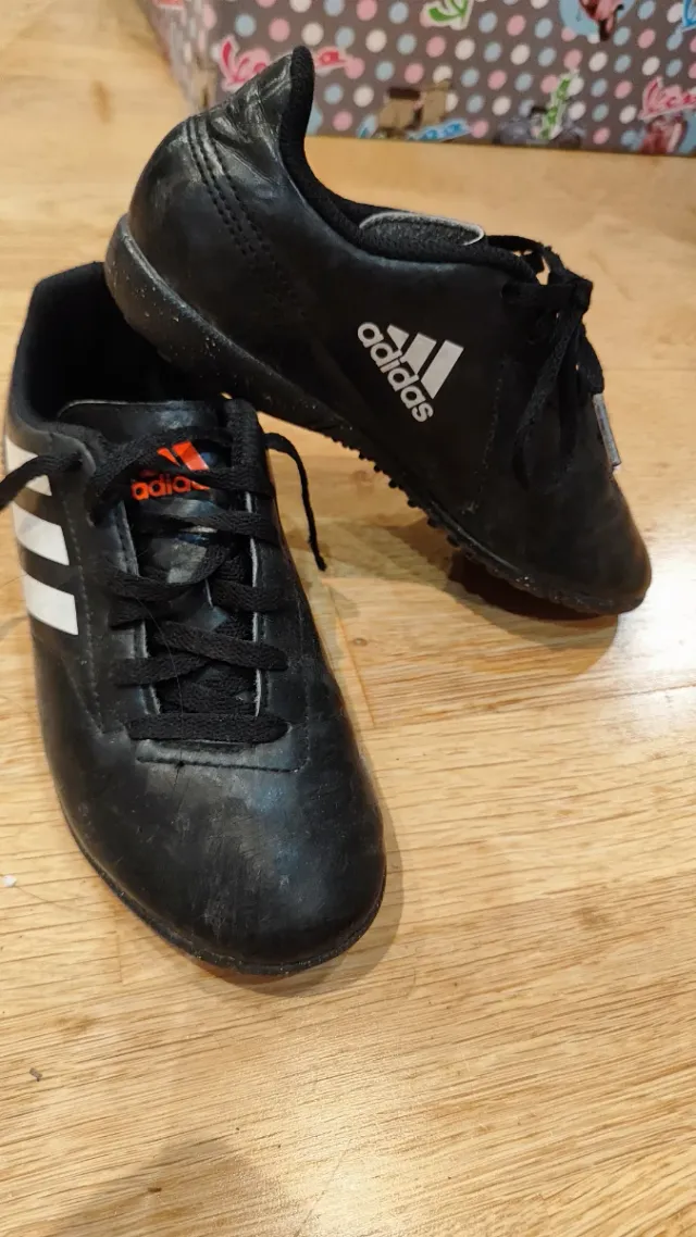 Botas de fútbol Adidas negras, número 33, semitaco