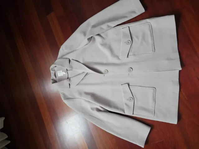 Abrigo beige con bolsillos