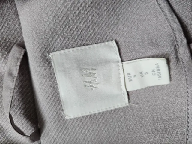 Abrigo beige con bolsillos