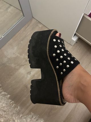 Zapatos de plataforma negros con tachuelas