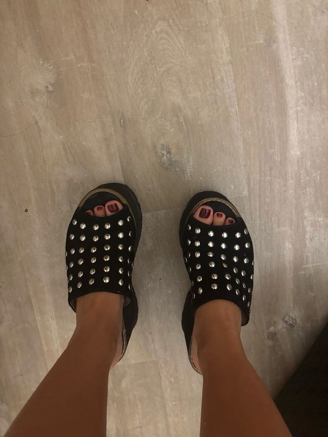 Zapatos de plataforma negros con tachuelas