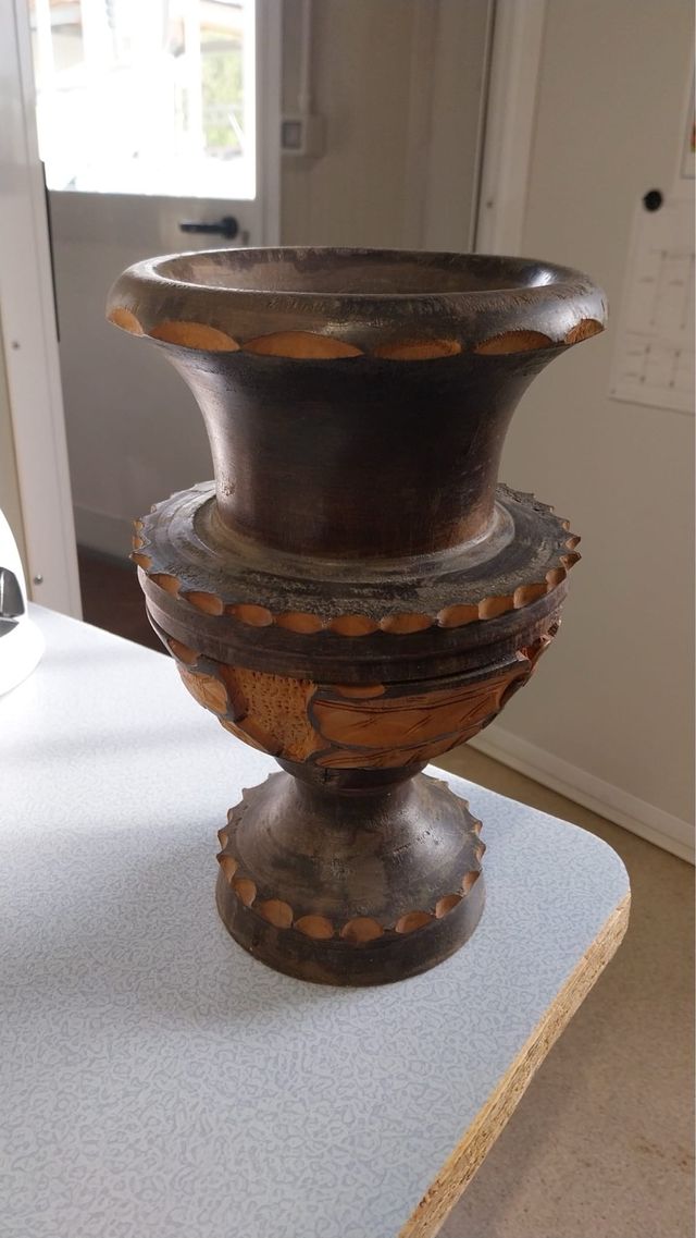 Vaso in legno intagliato