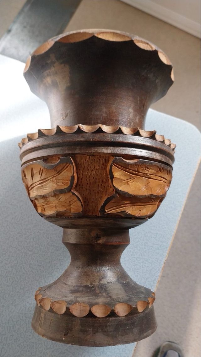 Vaso in legno intagliato