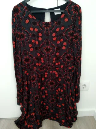 Vestido VILA estampado floral preto e vermelho M.