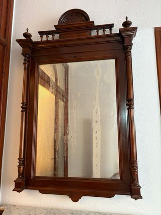 Cómoda y espejo de madera con mármol