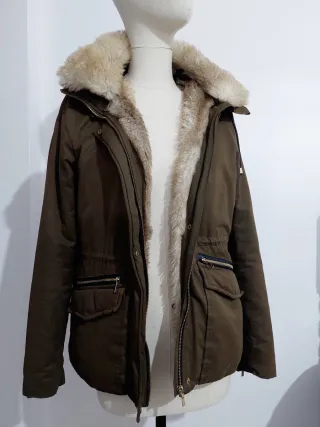 Abrigo Zara kaki con pelo Talla S