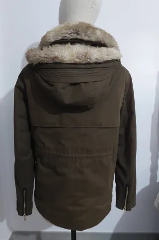 Abrigo Zara kaki con pelo Talla S