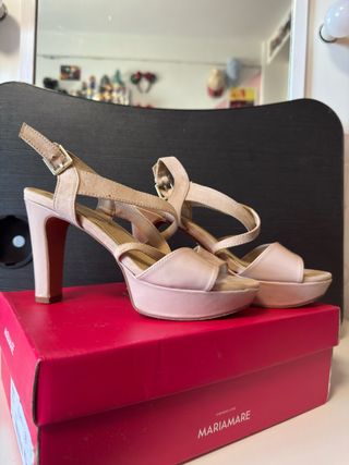 Par de zapatos de tacón