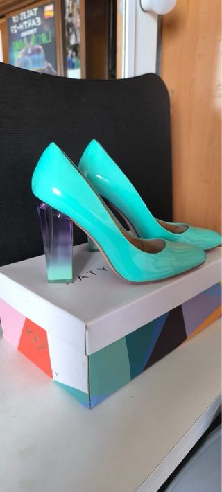 Par de zapatos de tacón