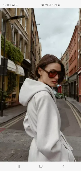 Abrigo largo con capucha y cinturón