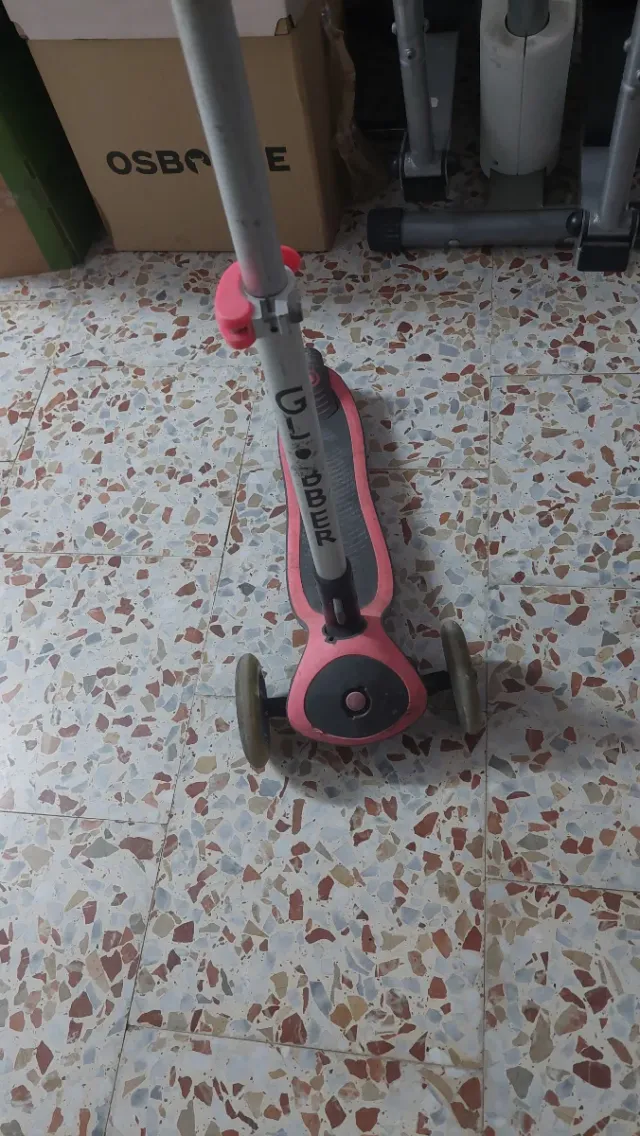 Patinete infantil Globber com luzes LED