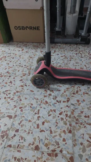 Patinete Globber infantil con luces LED