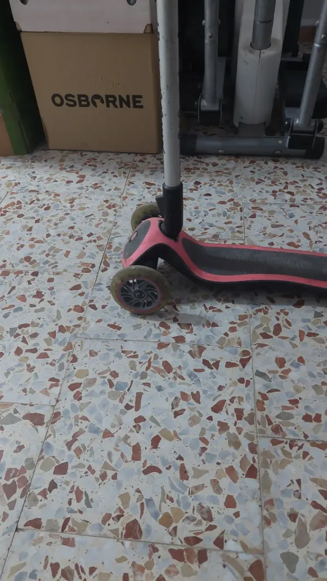 Patinete infantil Globber com luzes LED