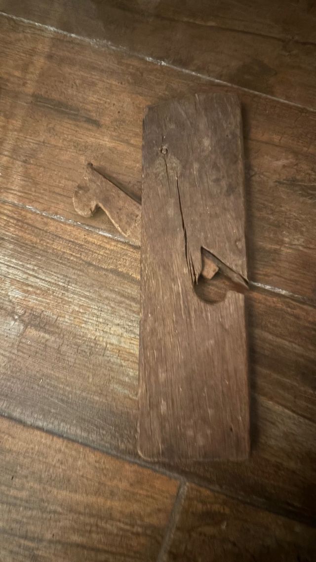 Antica pialla da falegname in legno