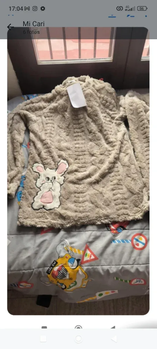 Pijama de peluche con diseño de conejo