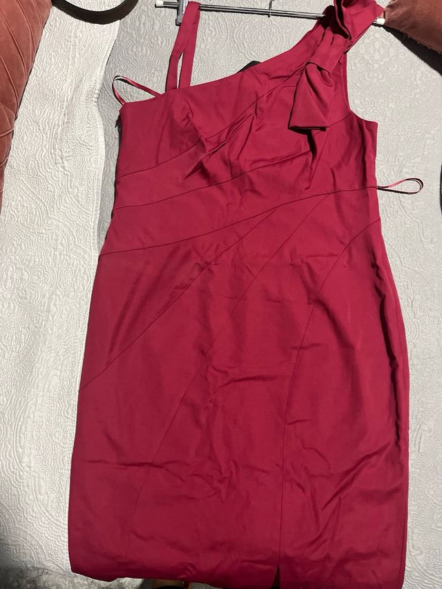 Vestido burdeos asimétrico con lazo