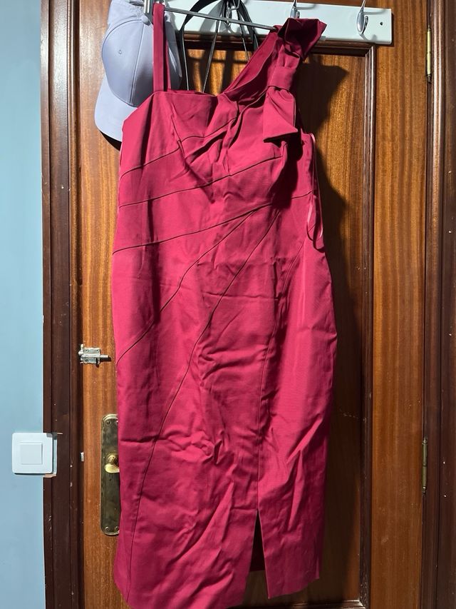 Vestido burdeos asimétrico con lazo