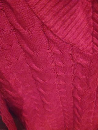 Jersey de punto rojo con trenzas