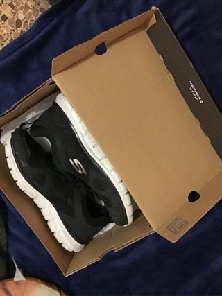 Zapatillas Skechers Negras y Blancas