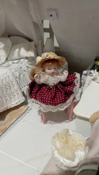 Bambola in porcellana per casa delle bambole