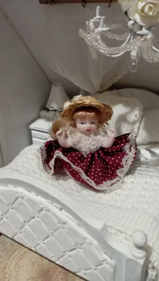 Bambola in porcellana per casa delle bambole